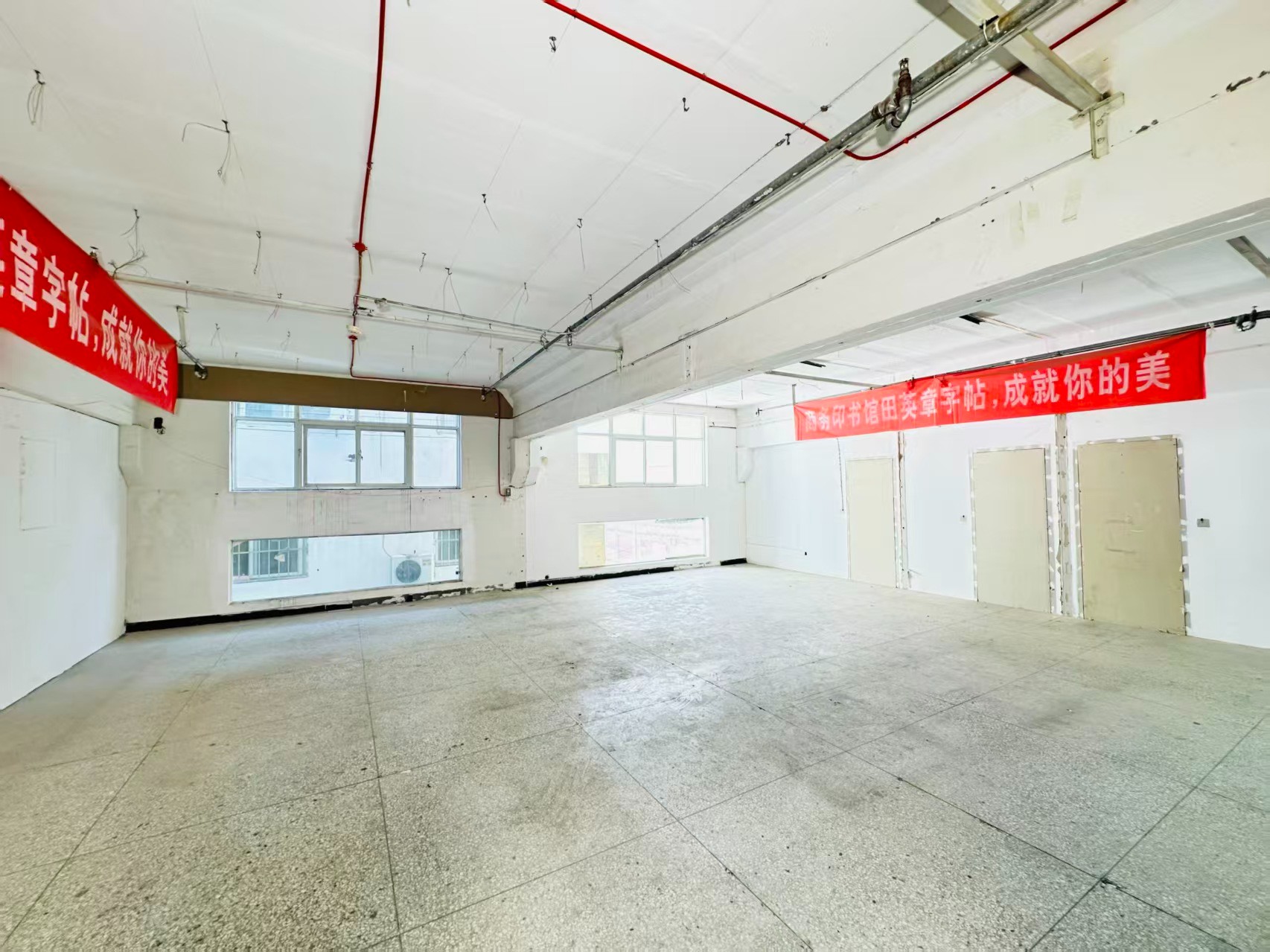 华夏路重点吸引人工智能应用、数字经济、电商直播、智能制造服务、软件开发、科技创新企业及创业团队入驻
